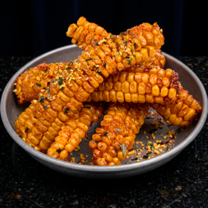 Maíz frito con furikake noritamago y tajín