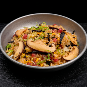 plato-principal-goloxo-arroz-frito-al-wok-con-trompetas-de-la-muerte-gourmet