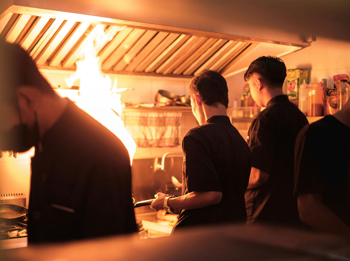 chefs-cocinando-en-una-dark-kitchen